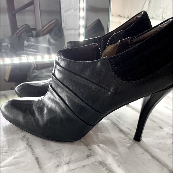 Vero Cuoio Booties - Picture 2 of 11